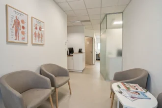 Salle d'attente d'un cabinet de dermatologie moderne dans le Val-de-Marne, atmosphère professionnelle et apaisante